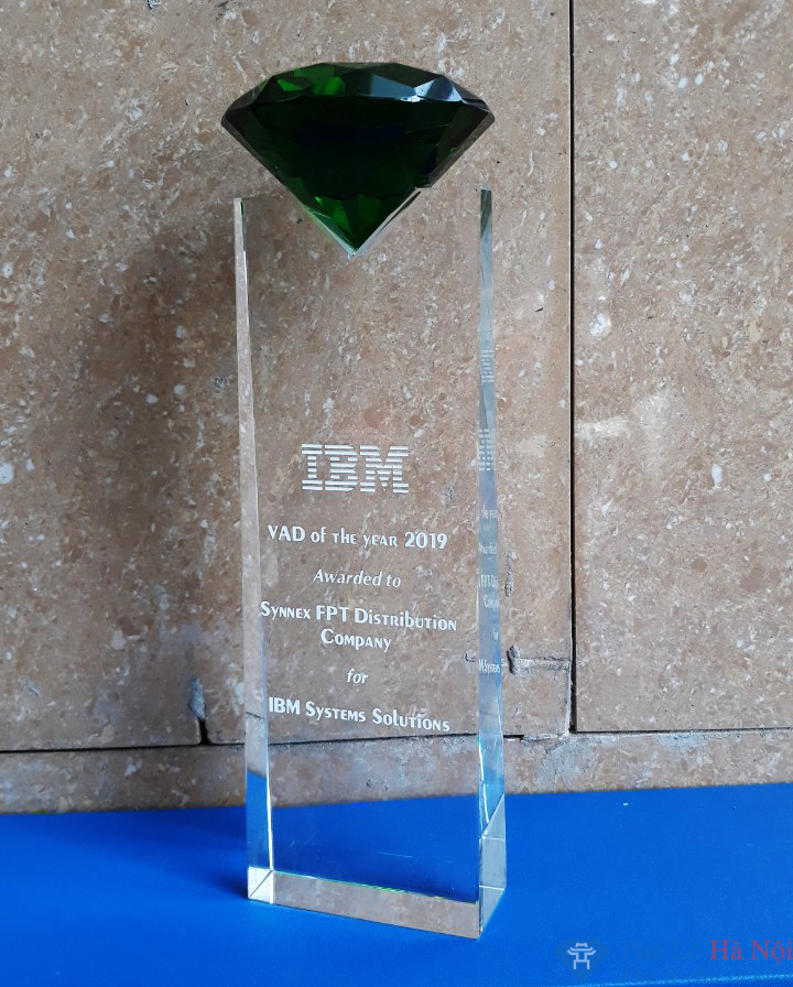 Cup vinh danh pha lê IBM