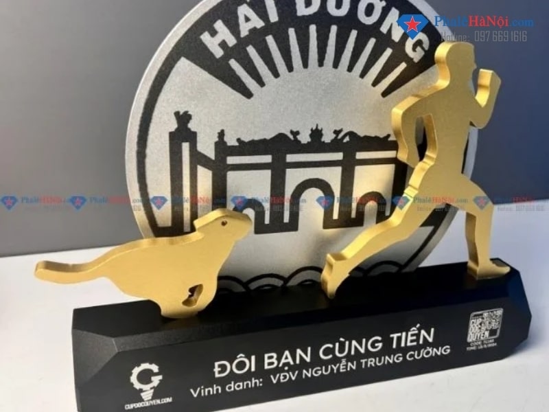 Cúp pha lê là món quà lưu niệm ý nghĩa, sang trọng