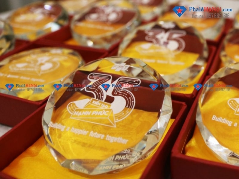 Pha Lê Hà Nội - Xưởng chế tác cúp pha lê giá rẻ tại Hà Nội