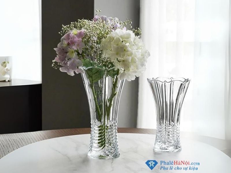 Cần xem xét kỹ các yếu tố trước khi chọn mua bình hoa pha lê
