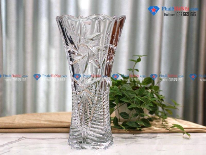 Tiêu chí chọn bình hoa pha lê đẹp, hợp xu hướng năm 2025