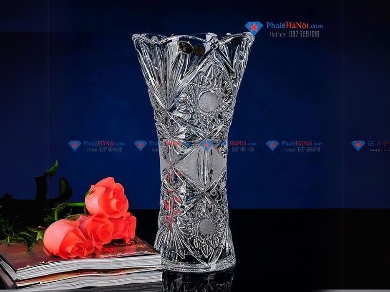 Xu hướng chơi bình hoa pha lê nhập khẩu đầu năm 2025