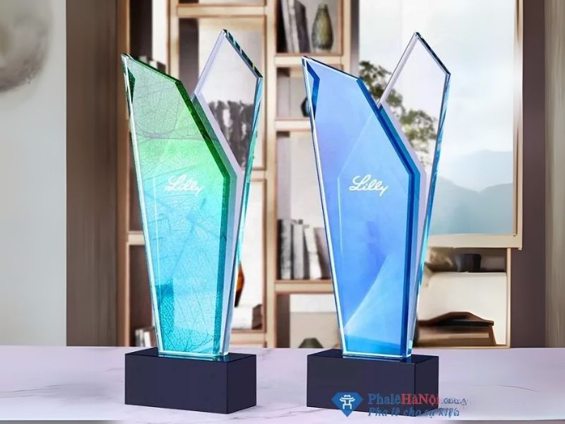 Mẫu cúp pha lê hình chữ V