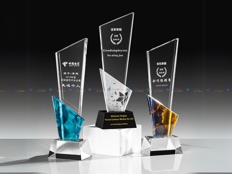 Mẫu cúp pha lê đế màu