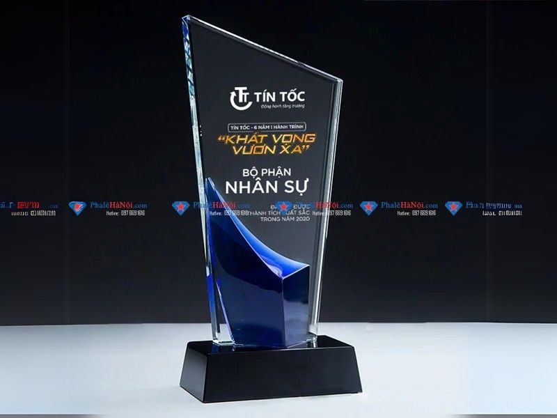 Mẫu cúp pha lê vát cạnh