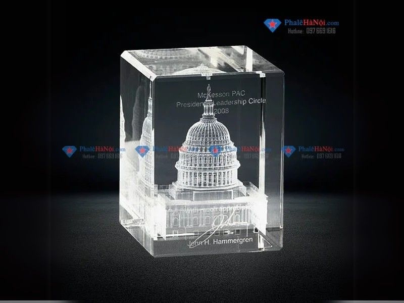 Mẫu cúp pha lê 3D khắc bên trong