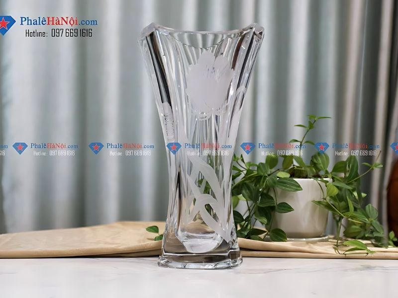 Bình pha lê khắc hoa – phong thủy tài lộc