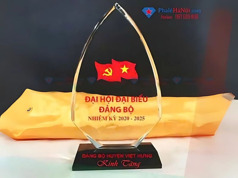 Kỷ niệm chương pha lê hình giọt nước