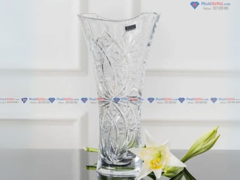 Bình chạm khắc họa tiết truyền thống