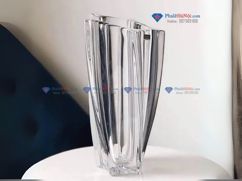 Gợi ý sử dụng bình hoa pha lê trong cắm hoa bàn thờ cưới